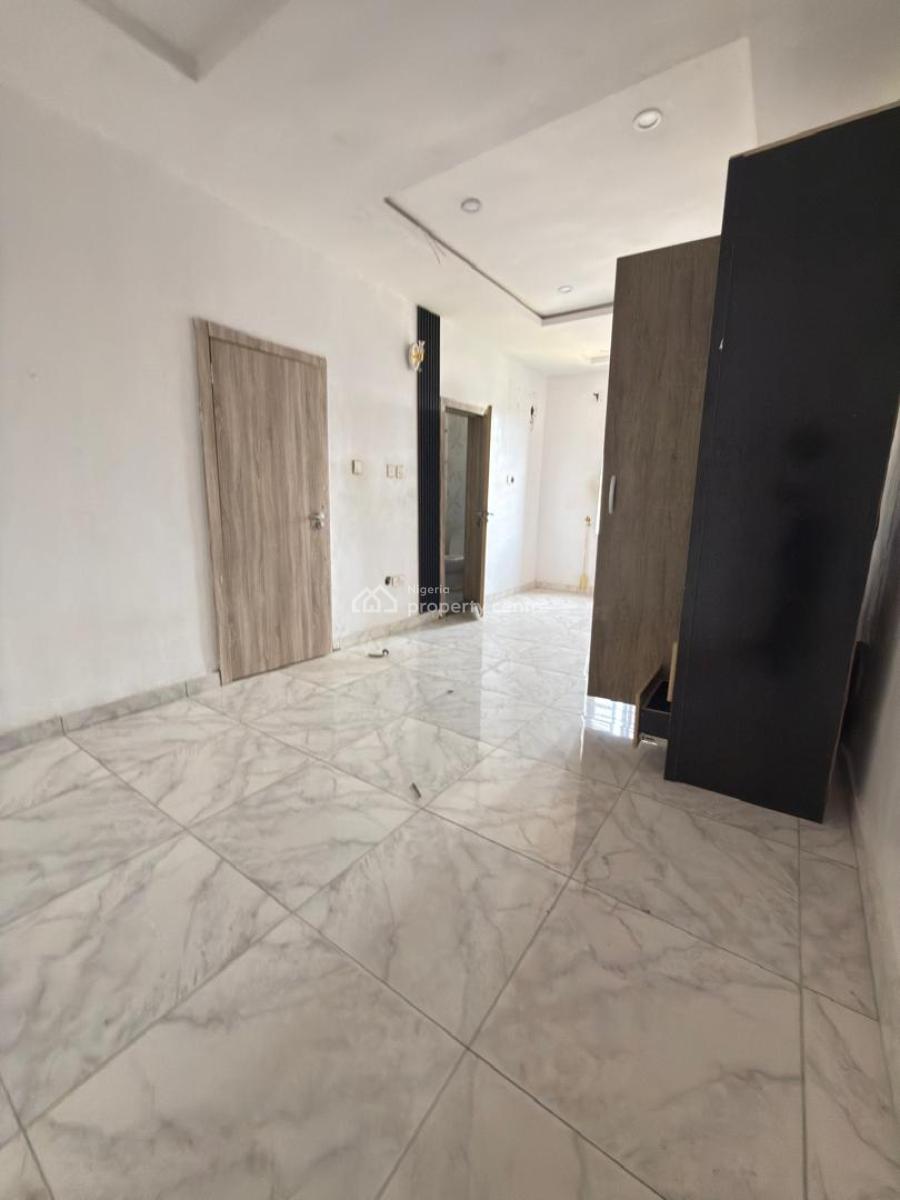 2 Bedroom Apartment ( Top Floor ), Ologolo, Lekki, Lagos, Flat / Apartment for Rent