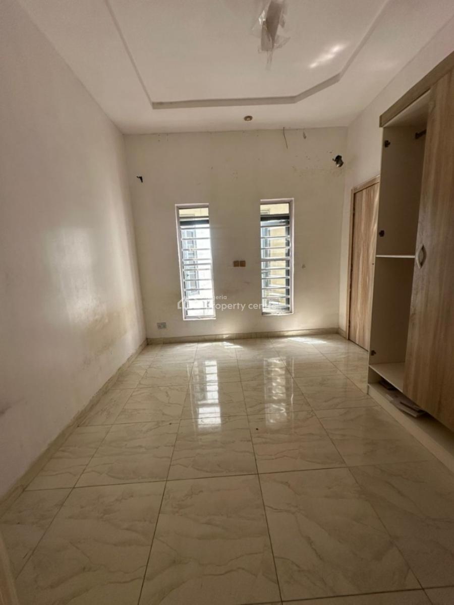 Spacious Upstairs Room, Orchid Road, Lekki, Lagos, Flat / Apartment for Rent