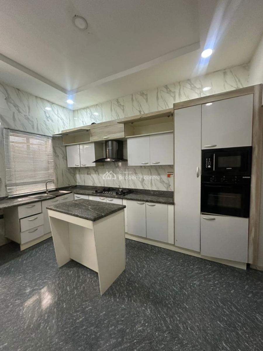 Spacious Upstairs Room, Orchid Road, Lekki, Lagos, Flat / Apartment for Rent