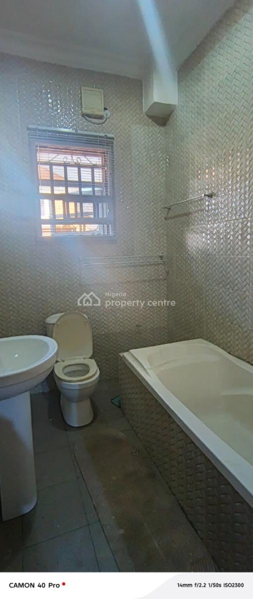 Clean 3 Bedroom Flat, Bera Estate Off Chevron, Lekki, Lagos, Flat / Apartment for Rent