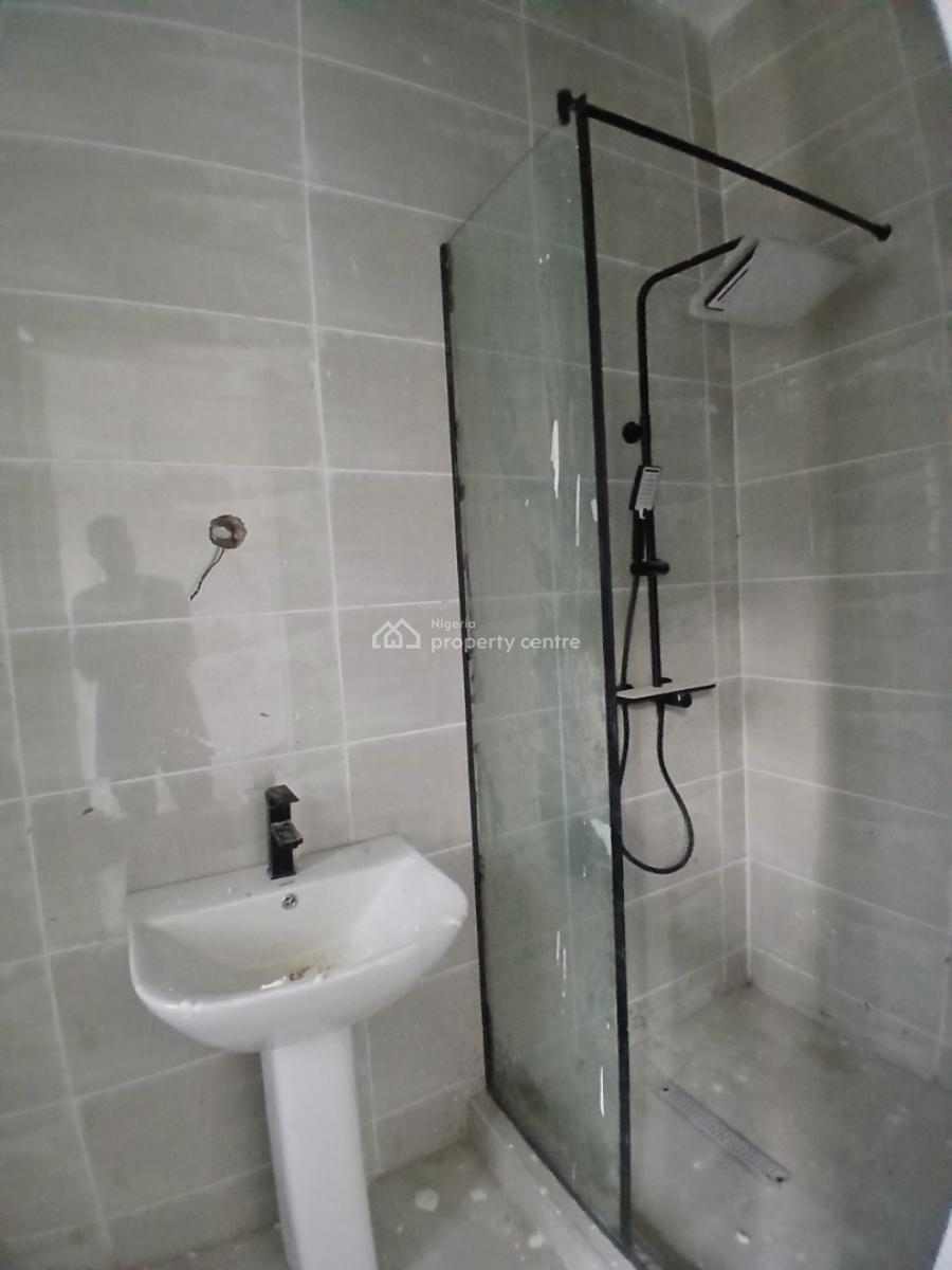 24/7 Power Supply Serviced 2 Bedroom En-suite Flat with an Enclosed Fi, Lekki Phase 1, Lekki, Lagos, Flat / Apartment for Rent