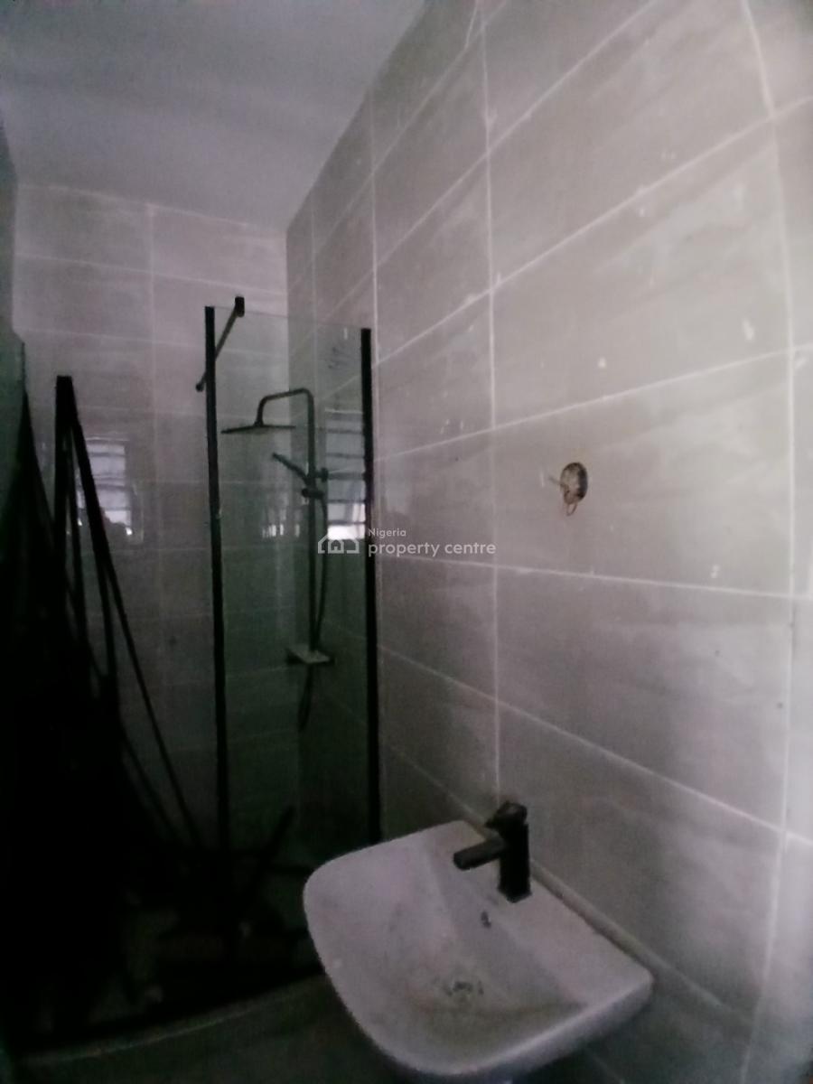 24/7 Power Supply Serviced 2 Bedroom En-suite Flat with an Enclosed Fi, Lekki Phase 1, Lekki, Lagos, Flat / Apartment for Rent