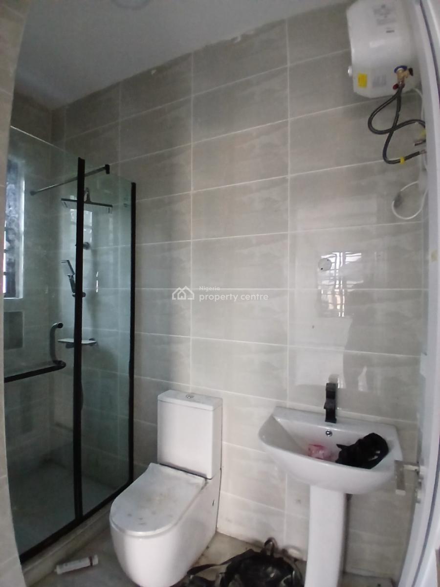 24/7 Power Supply Serviced 2 Bedroom En-suite Flat with an Enclosed Fi, Lekki Phase 1, Lekki, Lagos, Flat / Apartment for Rent