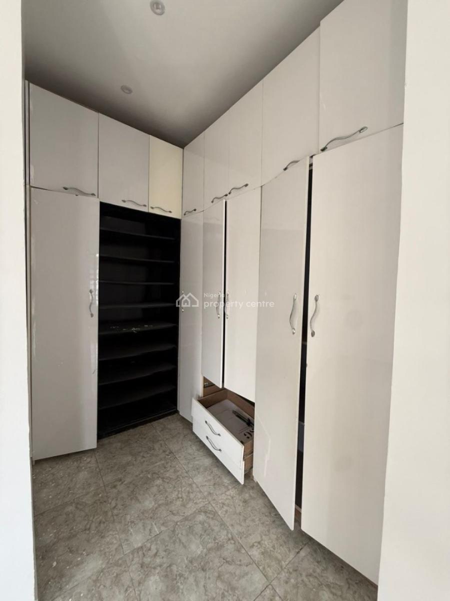 Standard N Massive Master Bedroom, Royal Mew Court, Royal Pine Estate Orchid Road, Lekki, Lagos, Self Contain (single Rooms) for Rent