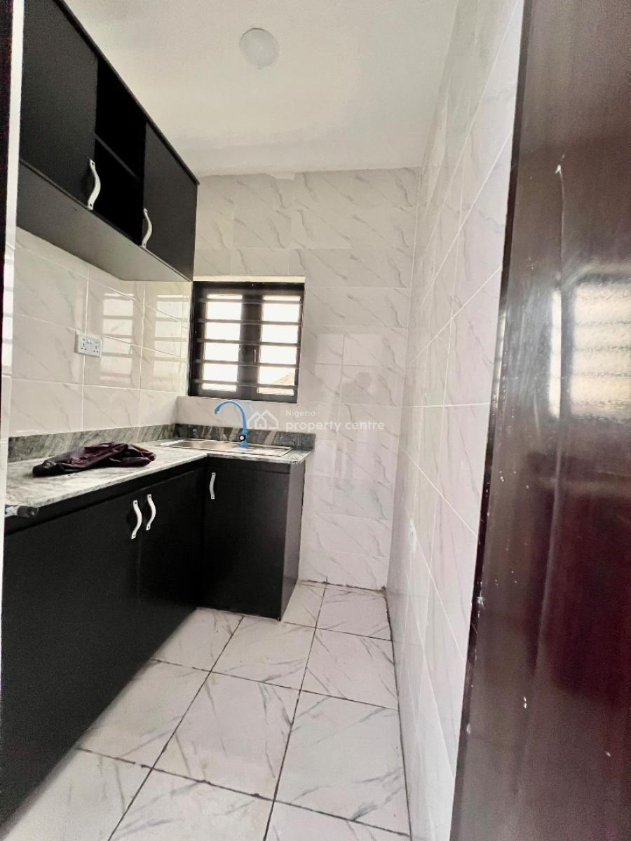 Spacious and Luxurious Upstairs, Alashela Estate, Ogombo, Ajah, Lagos, Flat / Apartment for Rent