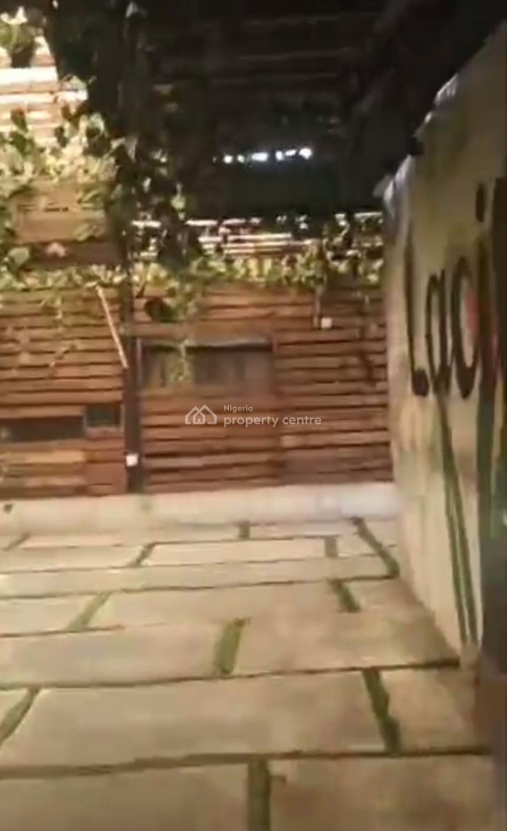 Lease: Spacious 5 Bedroom Detached Bungalow, Along Ogunlana Drive, Ogunlana, Surulere, Lagos, Detached Bungalow for Rent