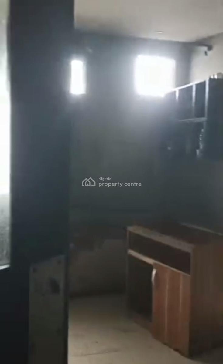 Lease: Spacious 5 Bedroom Detached Bungalow, Along Ogunlana Drive, Ogunlana, Surulere, Lagos, Detached Bungalow for Rent