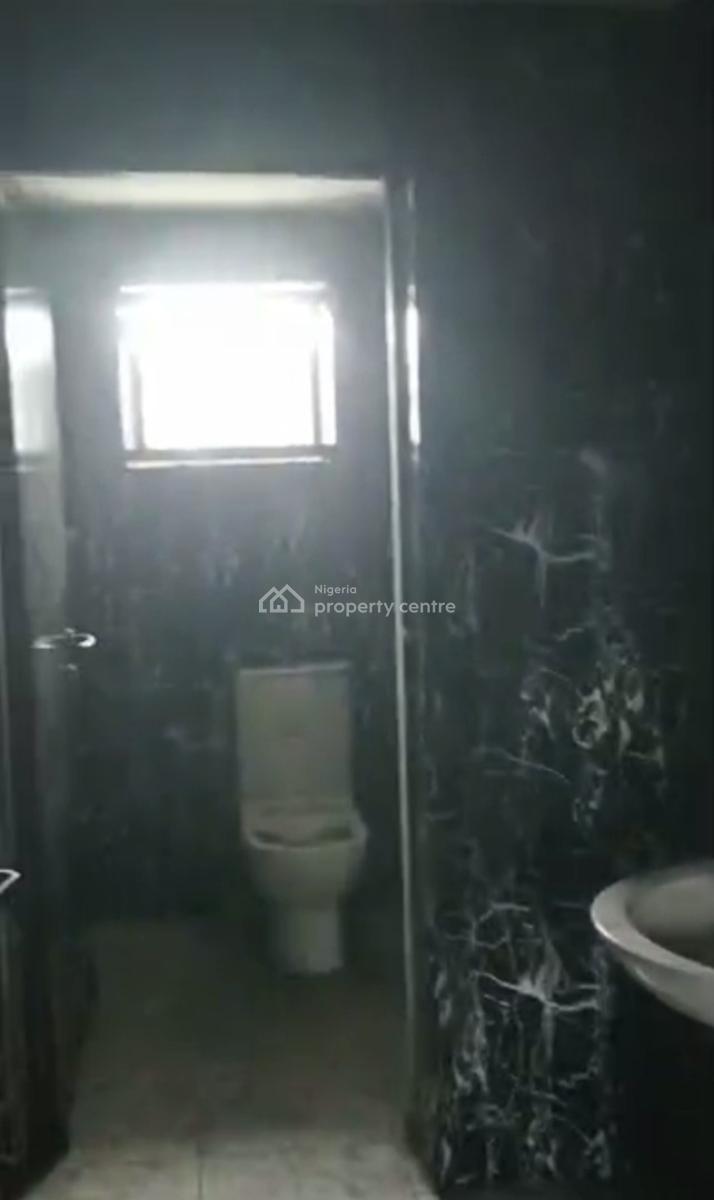 Lease: Spacious 5 Bedroom Detached Bungalow, Along Ogunlana Drive, Ogunlana, Surulere, Lagos, Detached Bungalow for Rent