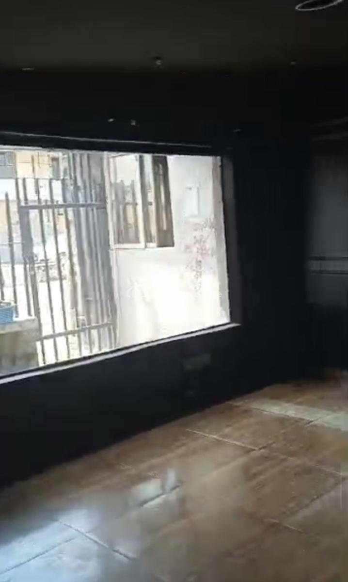 Lease: Spacious 5 Bedroom Detached Bungalow, Along Ogunlana Drive, Ogunlana, Surulere, Lagos, Detached Bungalow for Rent