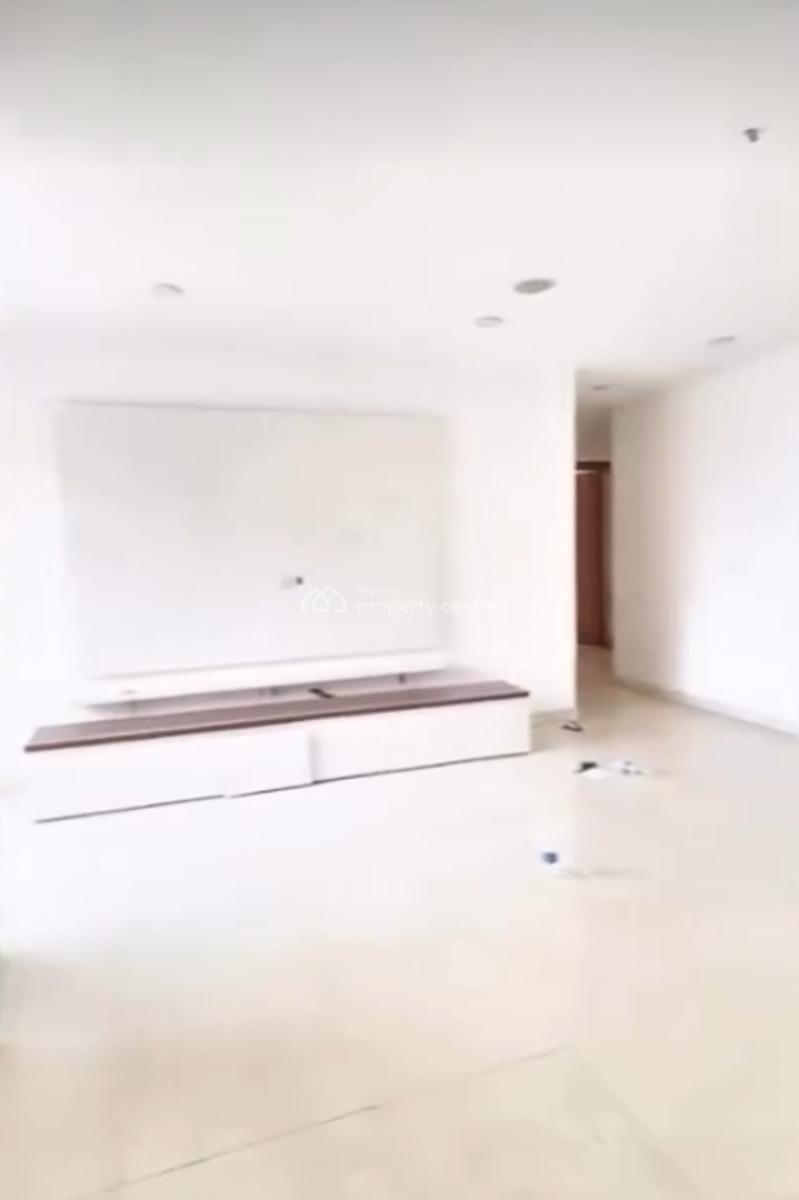 Serviced 3 Bedroom En-suite Flat with an Enclosed Fitted Kitchen/pantr, Lekki Phase 1, Lekki, Lagos, Flat / Apartment for Rent