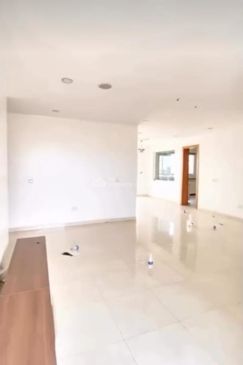 Serviced 3 Bedroom En-suite Flat with an Enclosed Fitted Kitchen/pantr, Lekki Phase 1, Lekki, Lagos, Flat / Apartment for Rent