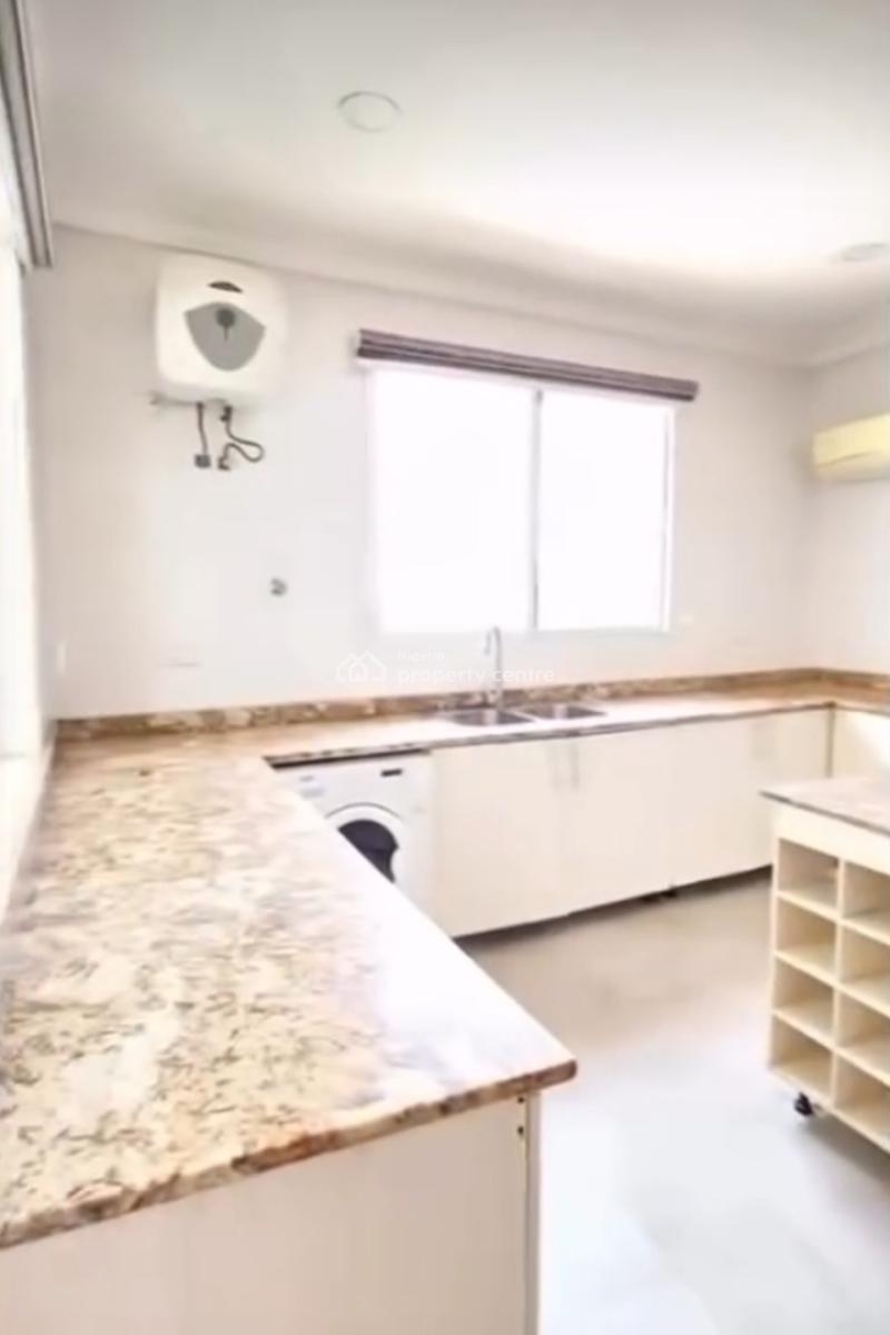 Serviced 3 Bedroom En-suite Flat with an Enclosed Fitted Kitchen/pantr, Lekki Phase 1, Lekki, Lagos, Flat / Apartment for Rent