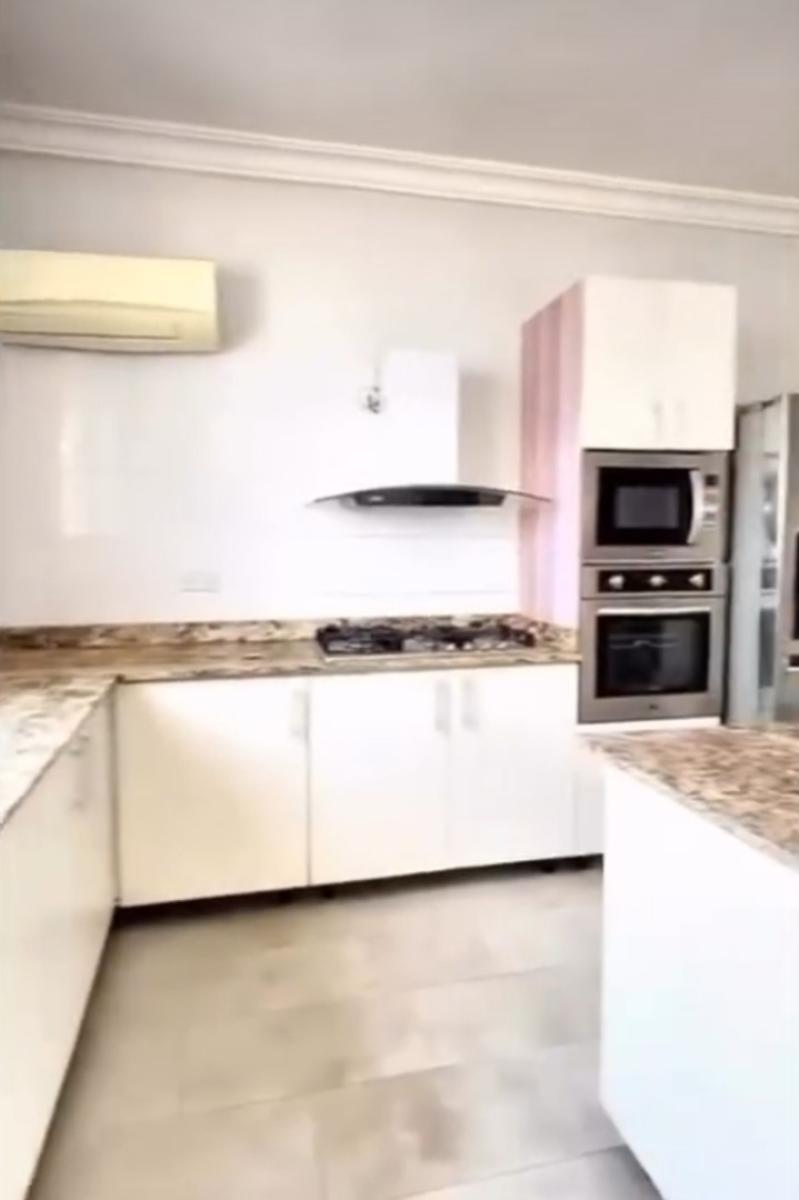 Serviced 3 Bedroom En-suite Flat with an Enclosed Fitted Kitchen/pantr, Lekki Phase 1, Lekki, Lagos, Flat / Apartment for Rent