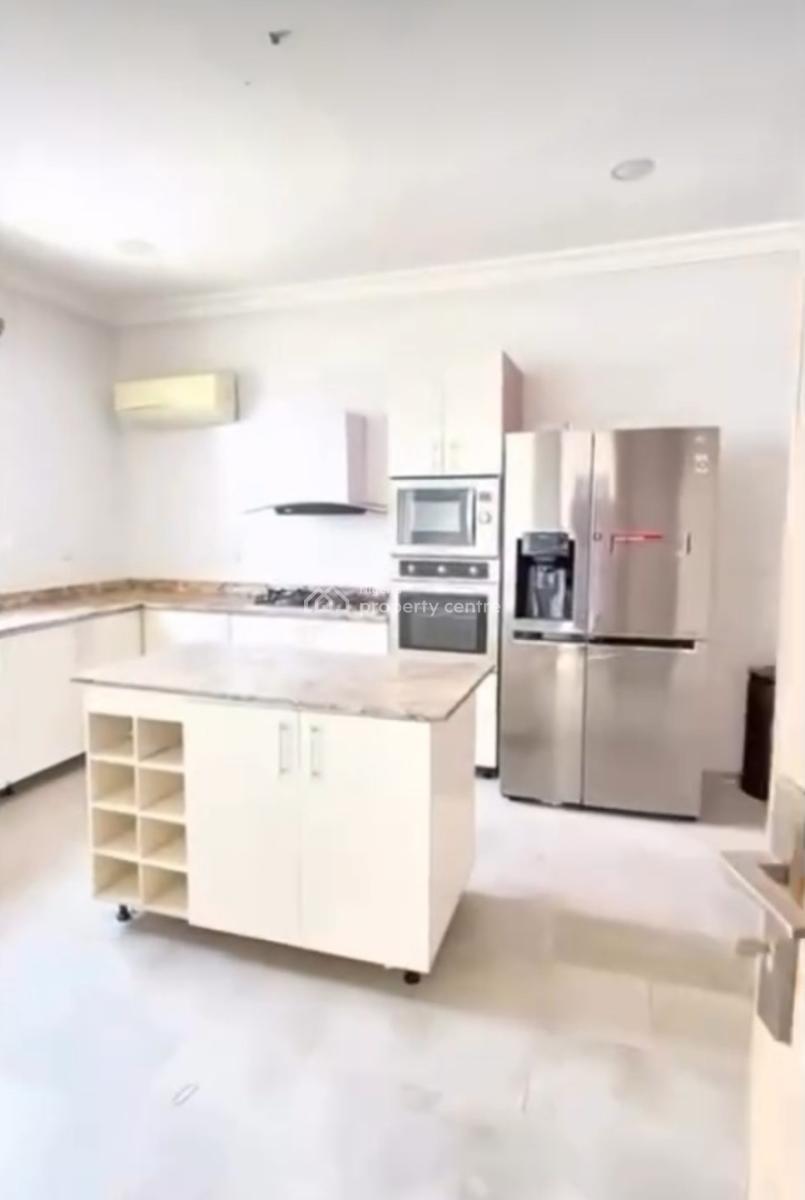 Serviced 3 Bedroom En-suite Flat with an Enclosed Fitted Kitchen/pantr, Lekki Phase 1, Lekki, Lagos, Flat / Apartment for Rent