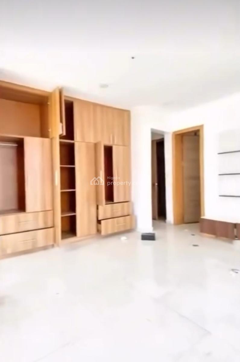 Serviced 3 Bedroom En-suite Flat with an Enclosed Fitted Kitchen/pantr, Lekki Phase 1, Lekki, Lagos, Flat / Apartment for Rent