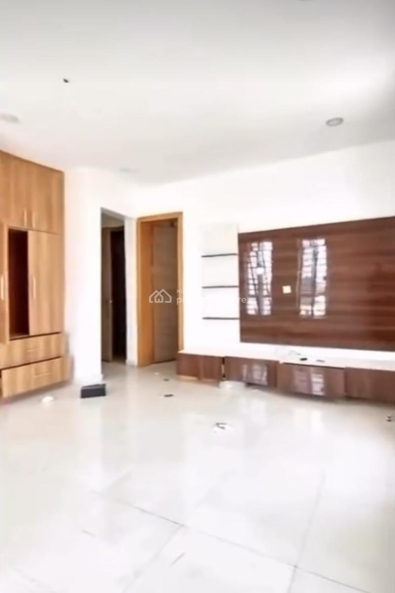 Serviced 3 Bedroom En-suite Flat with an Enclosed Fitted Kitchen/pantr, Lekki Phase 1, Lekki, Lagos, Flat / Apartment for Rent