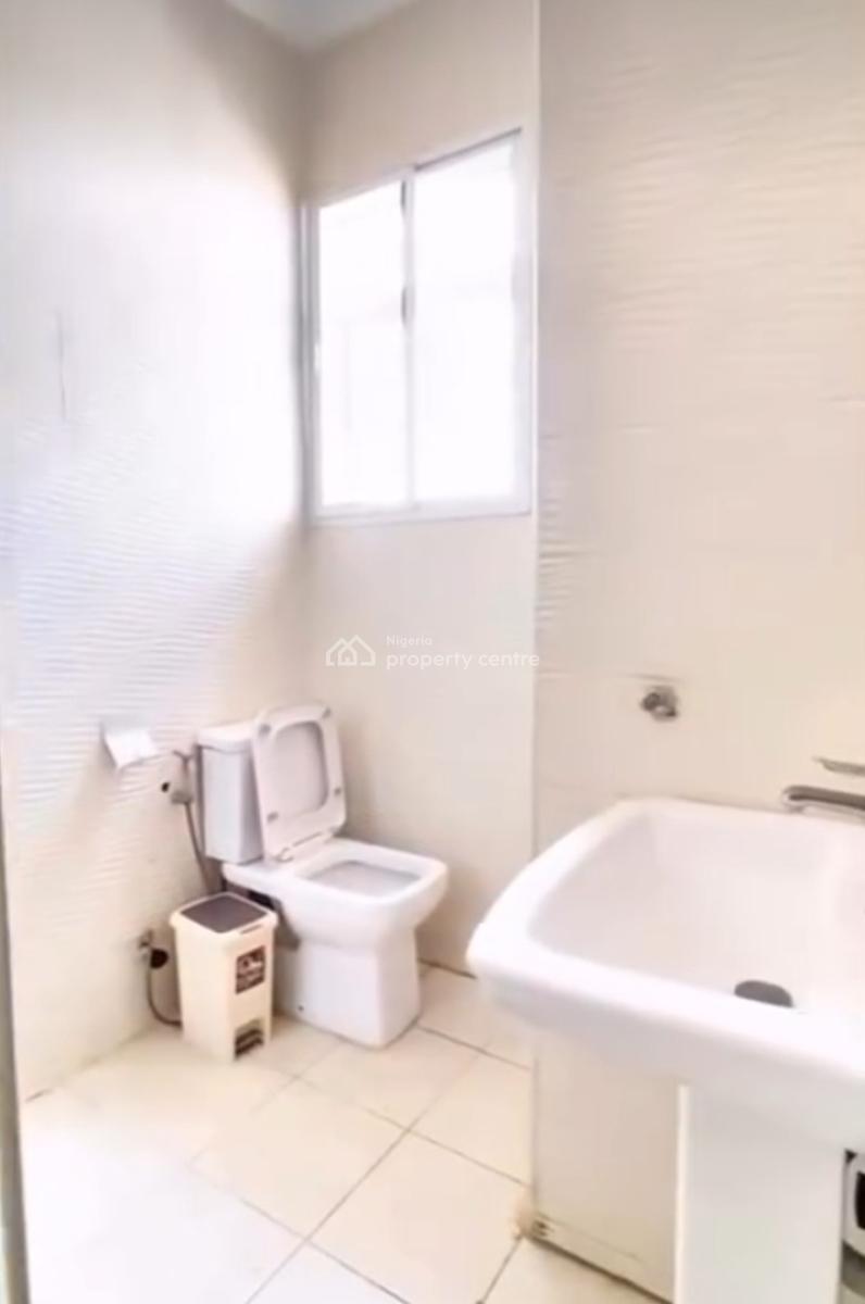 Serviced 3 Bedroom En-suite Flat with an Enclosed Fitted Kitchen/pantr, Lekki Phase 1, Lekki, Lagos, Flat / Apartment for Rent