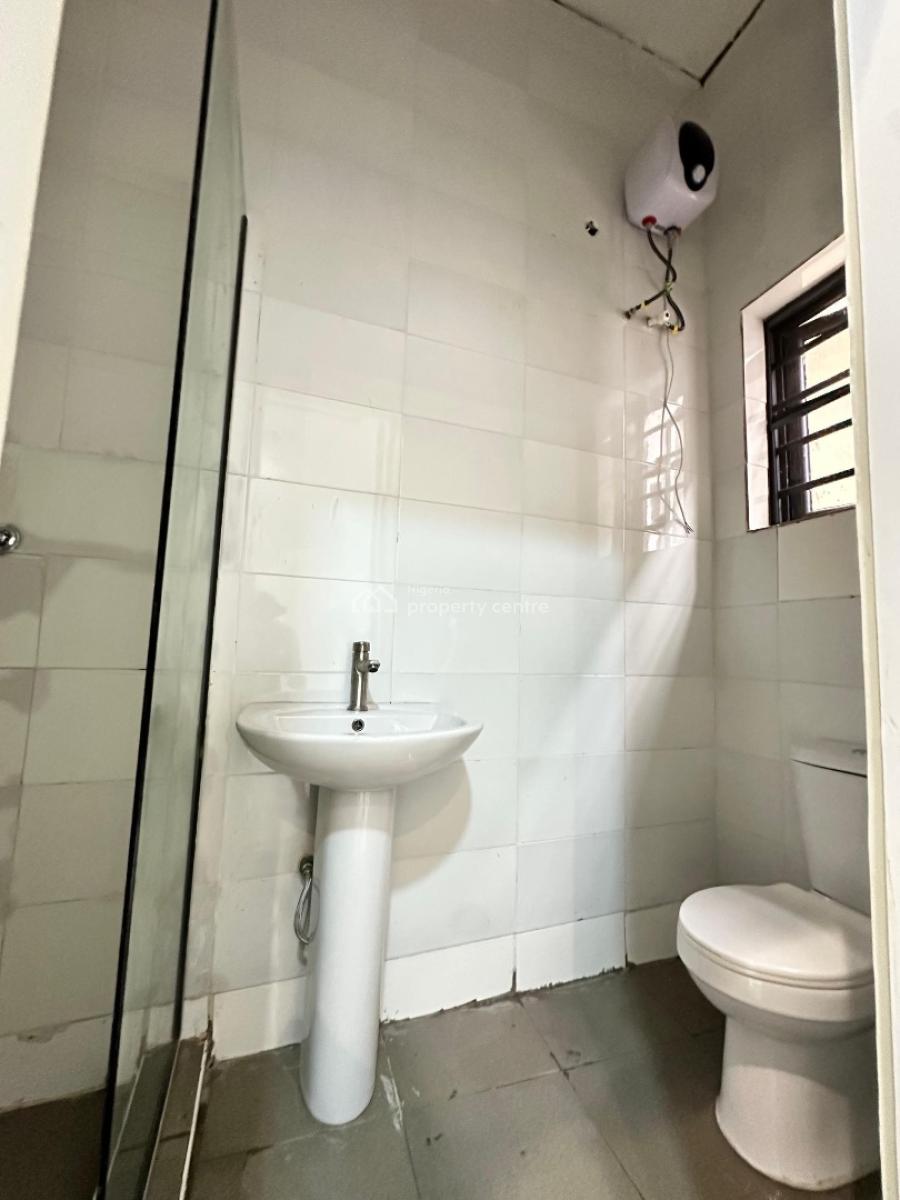 Standard Room (downstairs) in a Shared Apartment, Royal Pine Estate, Orchid, Lekki, Lagos, Flat / Apartment for Rent