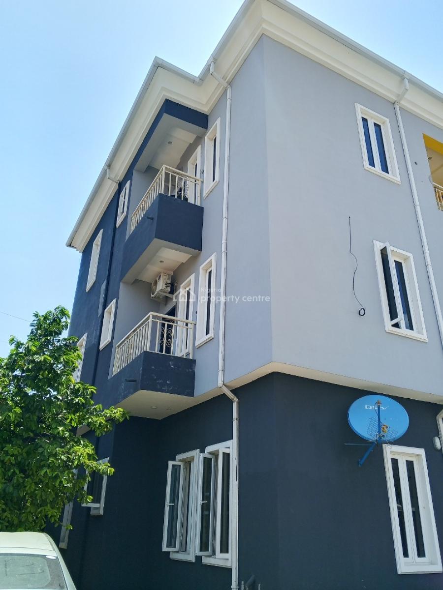 Luxury Clean 2 Bedroom Upstairs, Jakande Gate Okeafa., Isolo, Lagos, Flat / Apartment for Rent