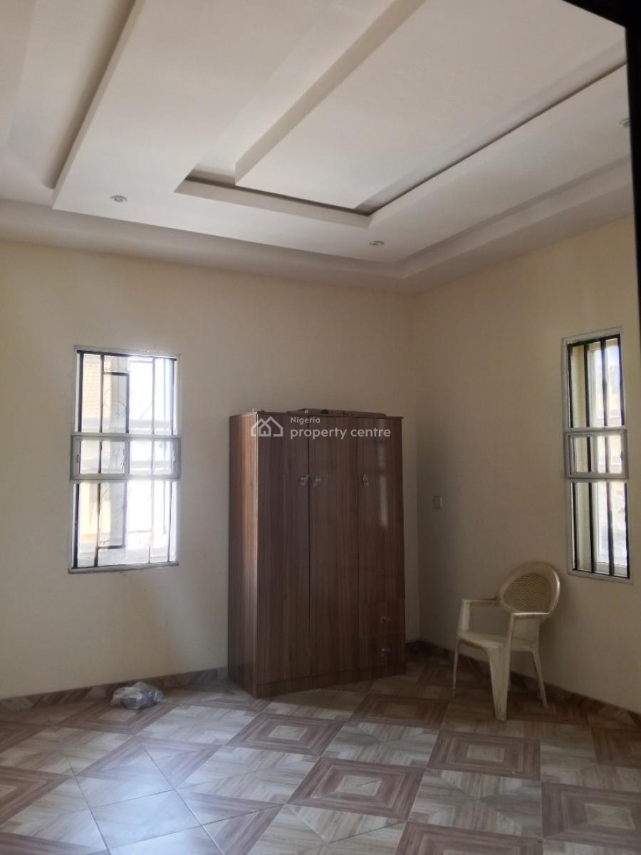 Luxury Clean 2 Bedroom Upstairs, Jakande Gate Okeafa., Isolo, Lagos, Flat / Apartment for Rent