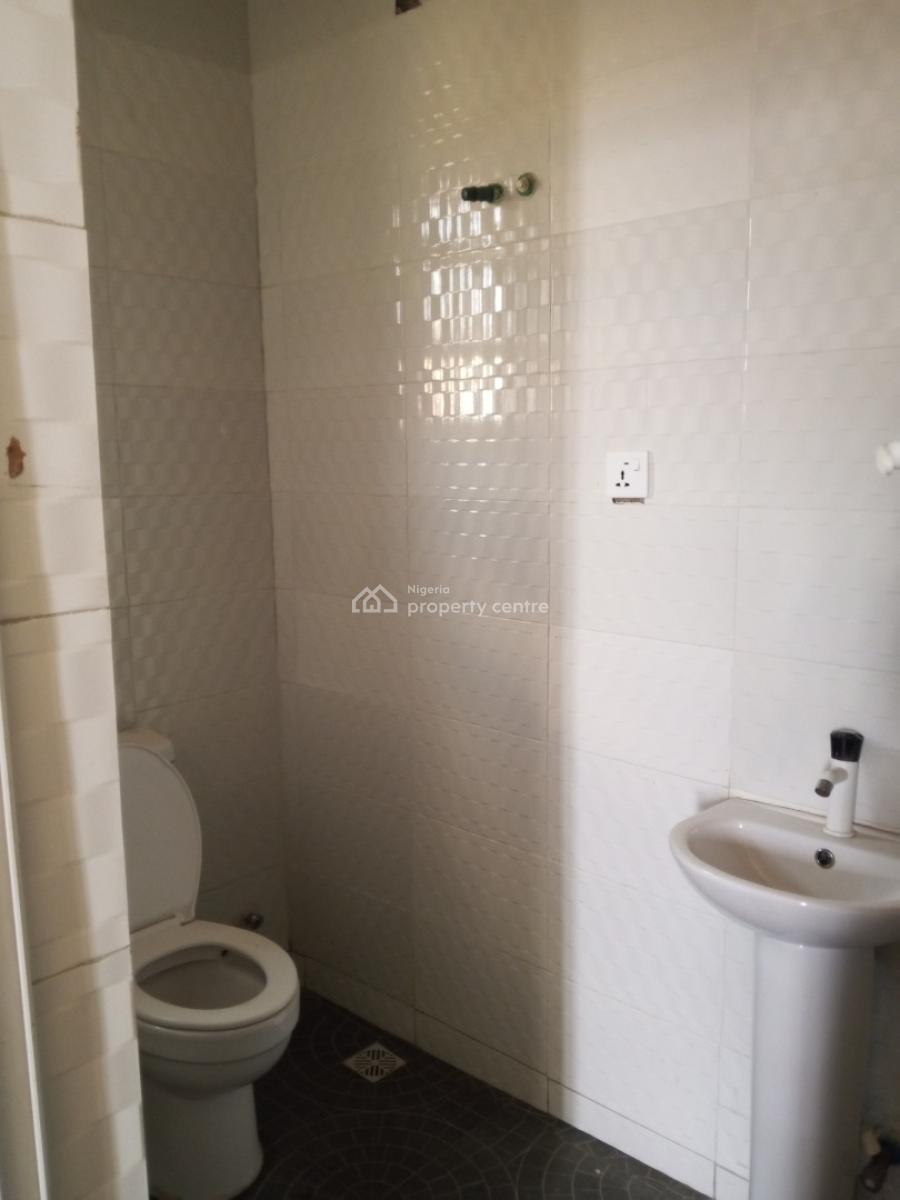 Luxury Clean 2 Bedroom Upstairs, Jakande Gate Okeafa., Isolo, Lagos, Flat / Apartment for Rent