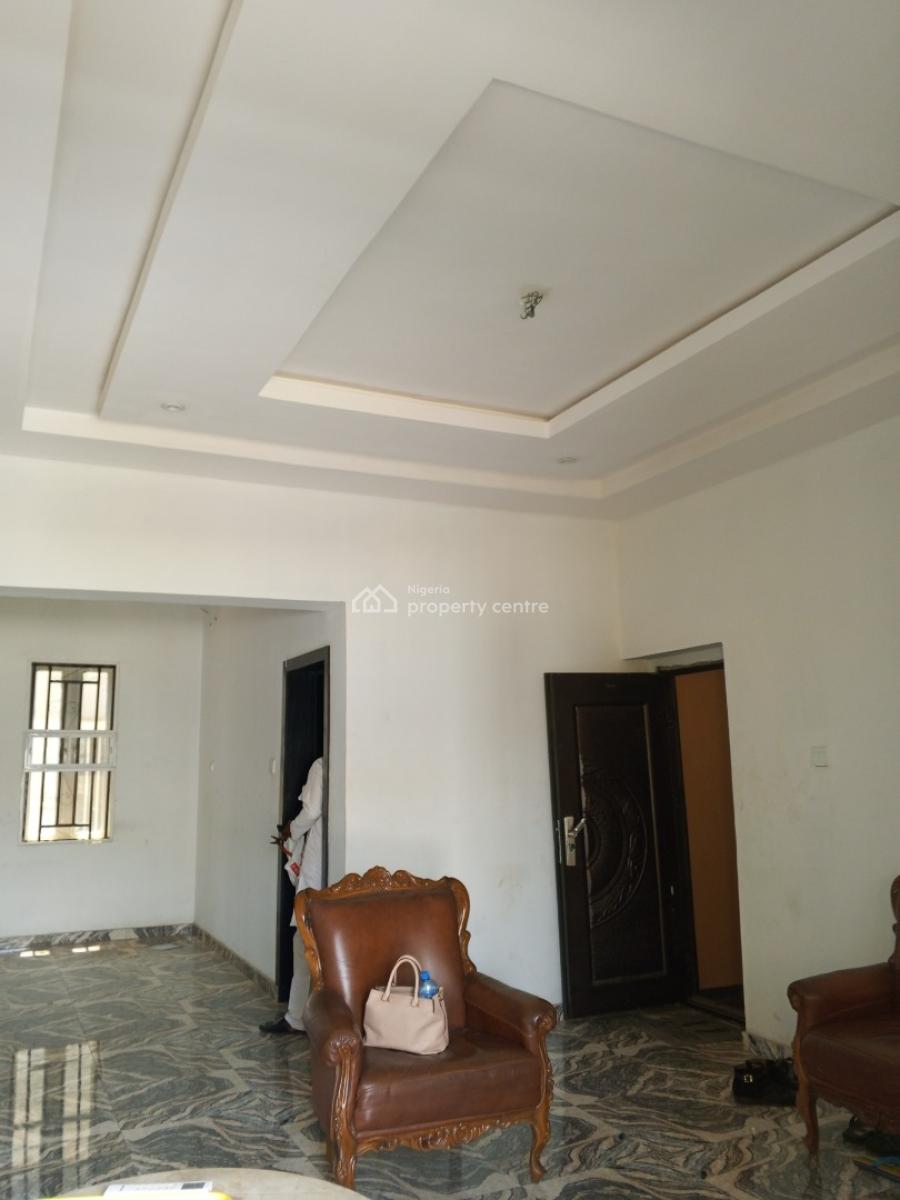 Luxury Clean 2 Bedroom Upstairs, Jakande Gate Okeafa., Isolo, Lagos, Flat / Apartment for Rent