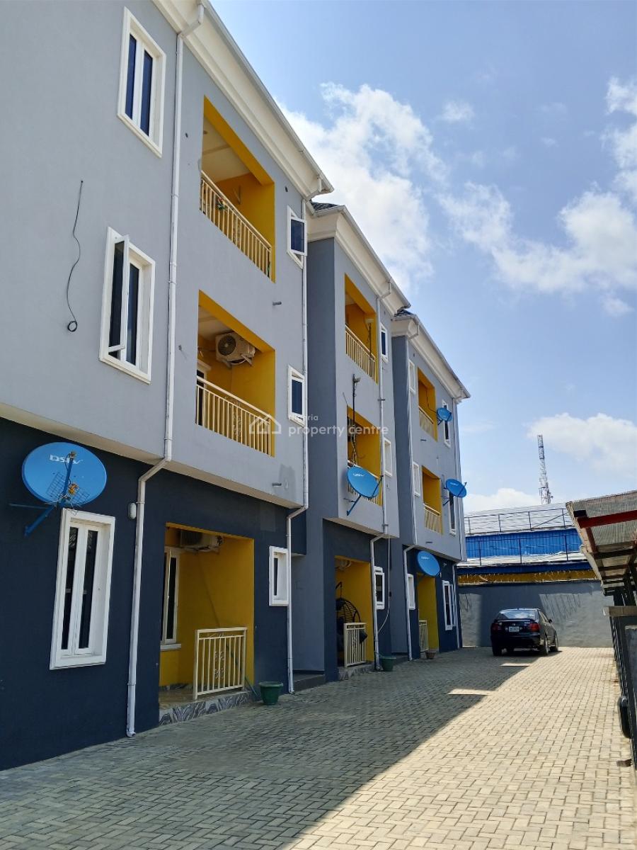 Luxury Clean 2 Bedroom Upstairs, Jakande Gate Okeafa., Isolo, Lagos, Flat / Apartment for Rent