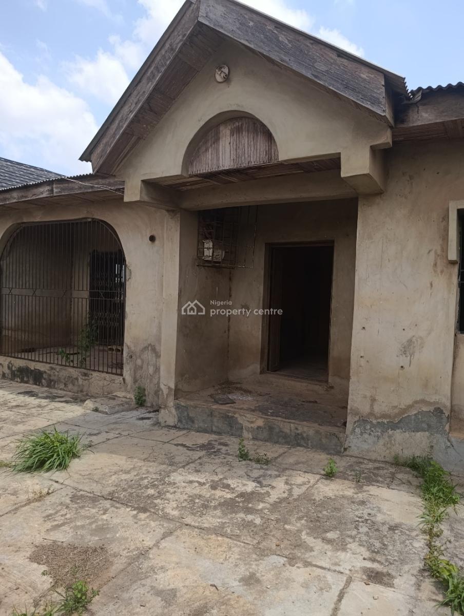 4 Bedroom Bungalow on a Plot of Land, Needs Renovation, Isokan Estate, Akobo, Ibadan, Oyo, Detached Bungalow for Sale
