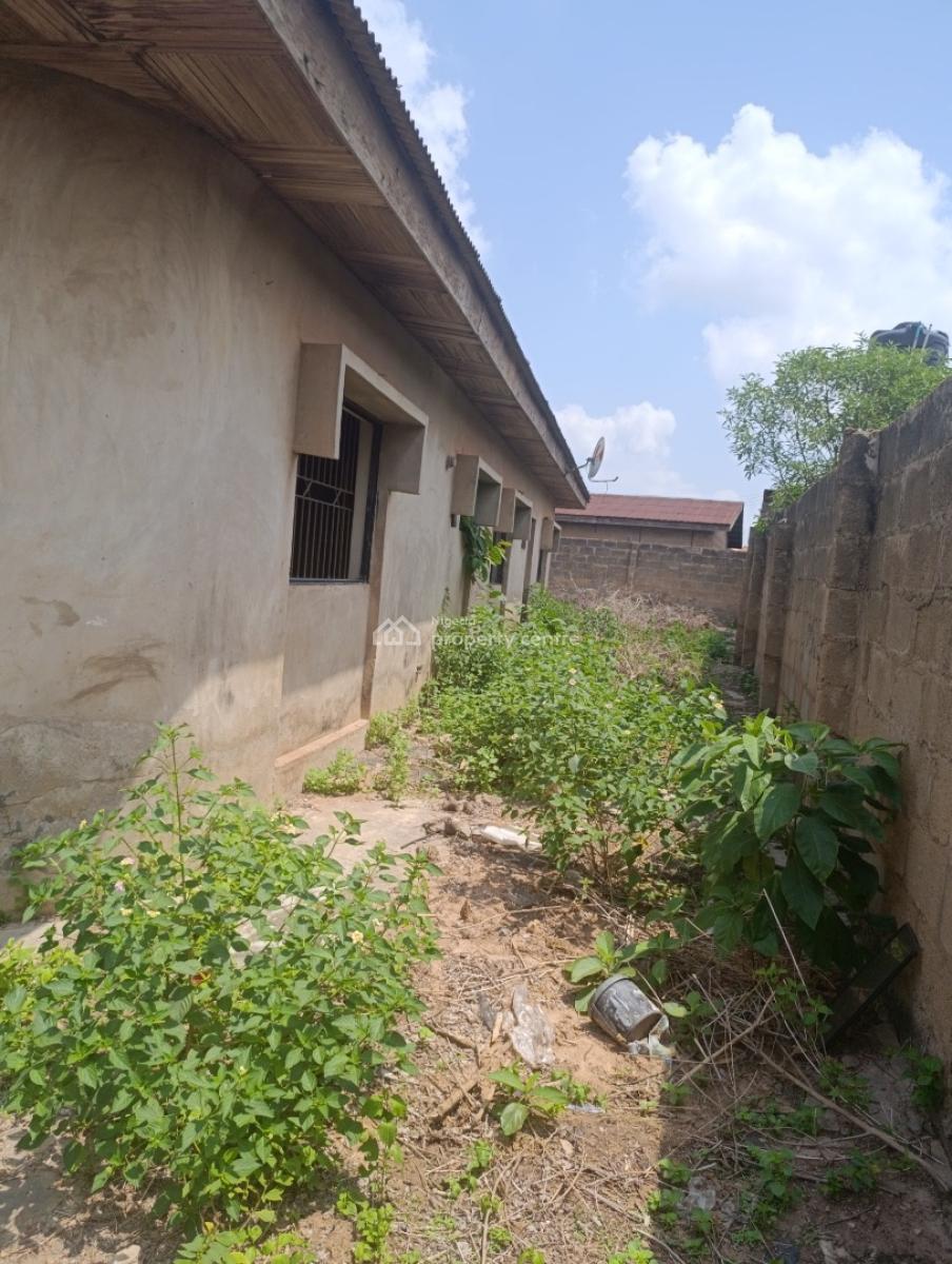 4 Bedroom Bungalow on a Plot of Land, Needs Renovation, Isokan Estate, Akobo, Ibadan, Oyo, Detached Bungalow for Sale