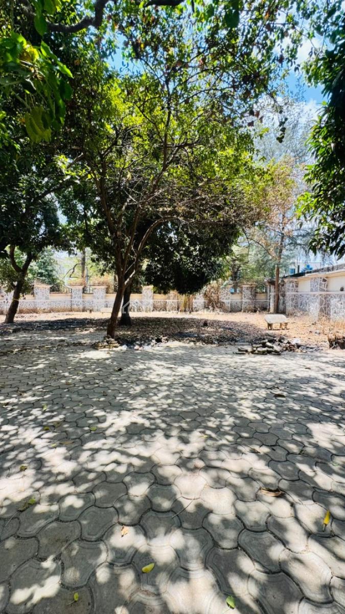 Old Bungalow House Sitting on 1,200sqm, Wuse 2, Prime Location, Wuse 2, Abuja, Detached Bungalow for Sale