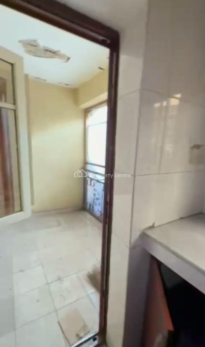 Massively Spacious Standard 3 Bedroom Apartment, Surulere, Lagos, Flat / Apartment for Rent