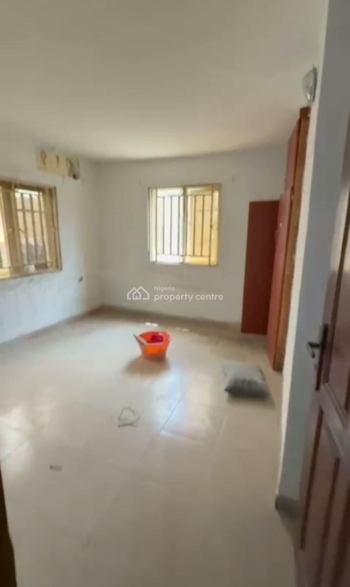 Massively Spacious Standard 3 Bedroom Apartment, Surulere, Lagos, Flat / Apartment for Rent
