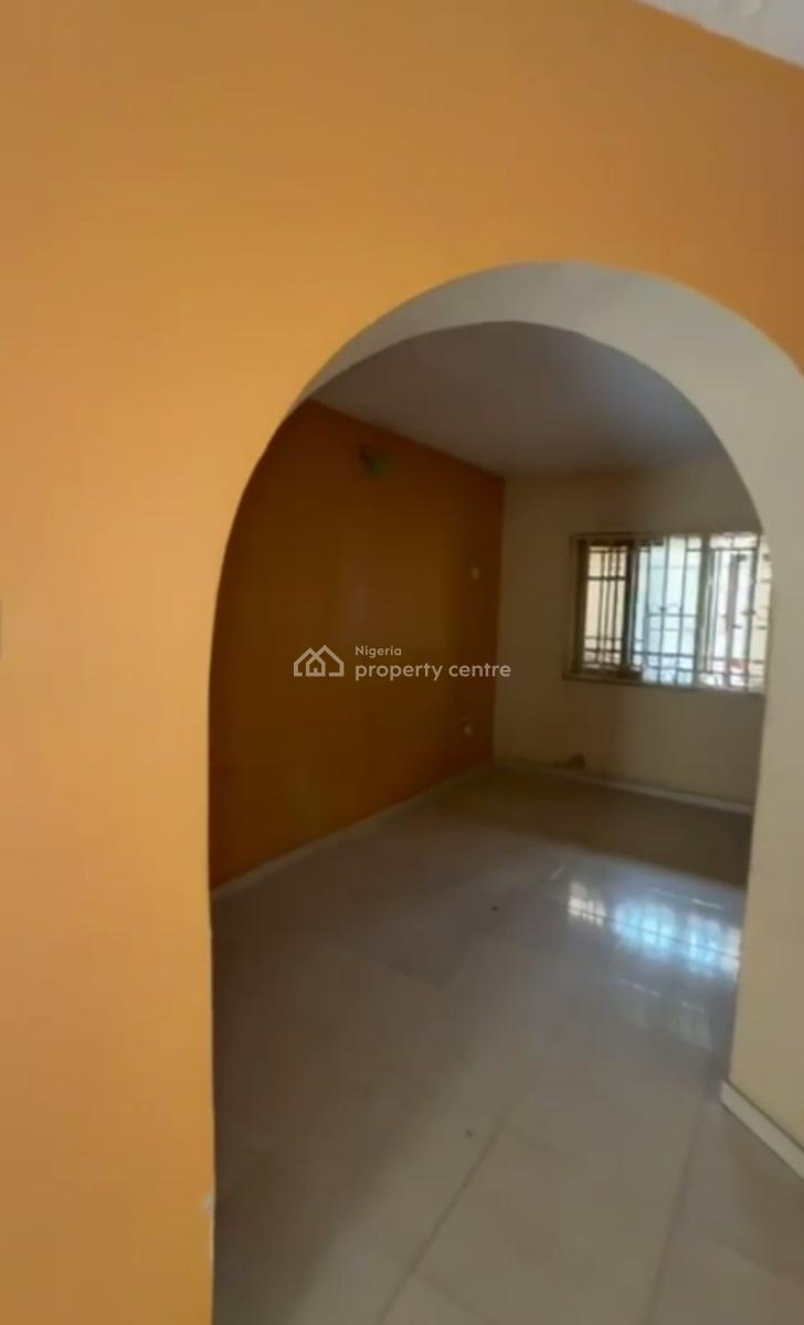 Massively Spacious Standard 3 Bedroom Apartment, Surulere, Lagos, Flat / Apartment for Rent