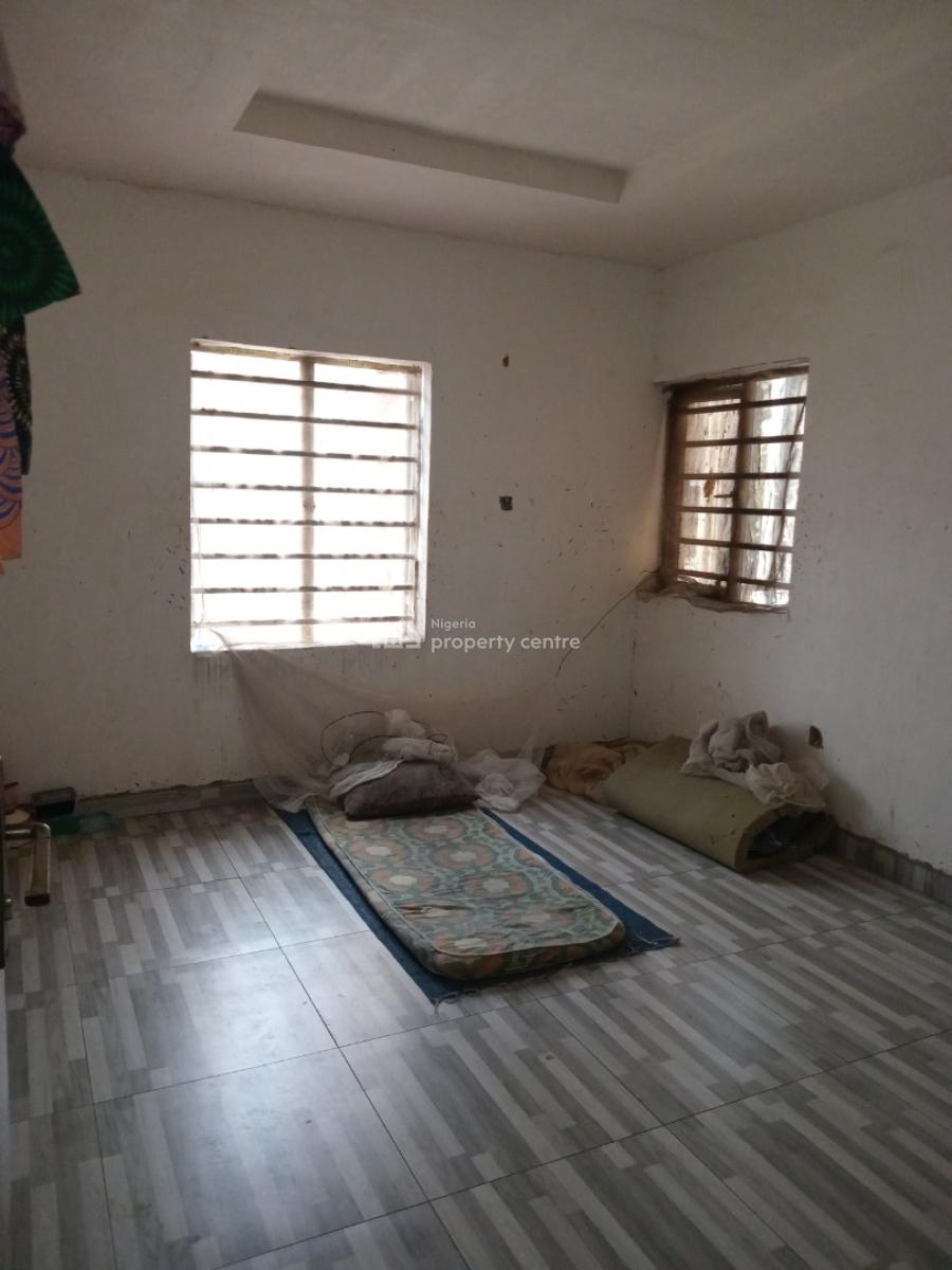 a Standard and Spacious 3-bedroom Apartment, on The 3rd Floor, Surulere, Lagos, Flat / Apartment for Rent