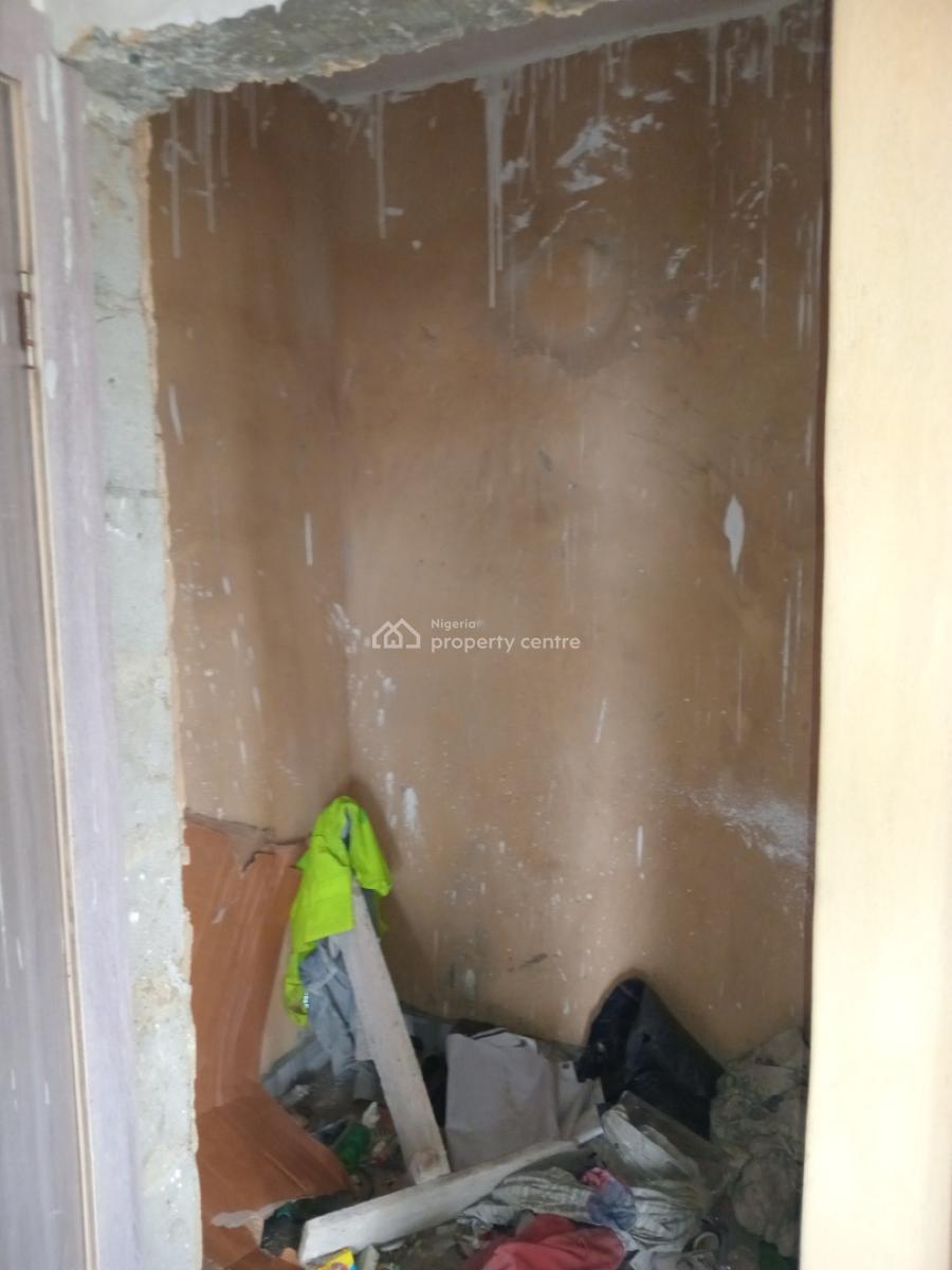 a Standard and Spacious 3-bedroom Apartment, on The 3rd Floor, Surulere, Lagos, Flat / Apartment for Rent