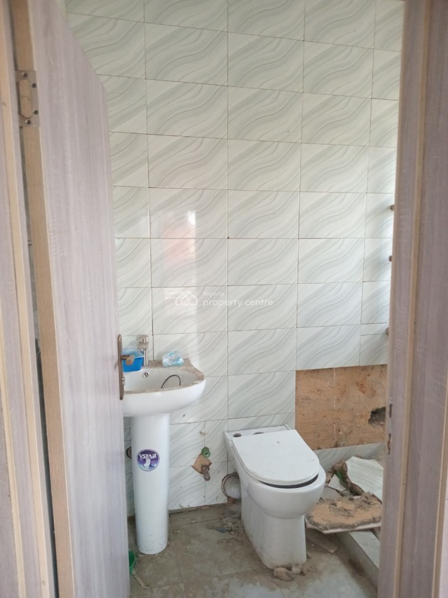 a Standard and Spacious 3-bedroom Apartment, on The 3rd Floor, Surulere, Lagos, Flat / Apartment for Rent