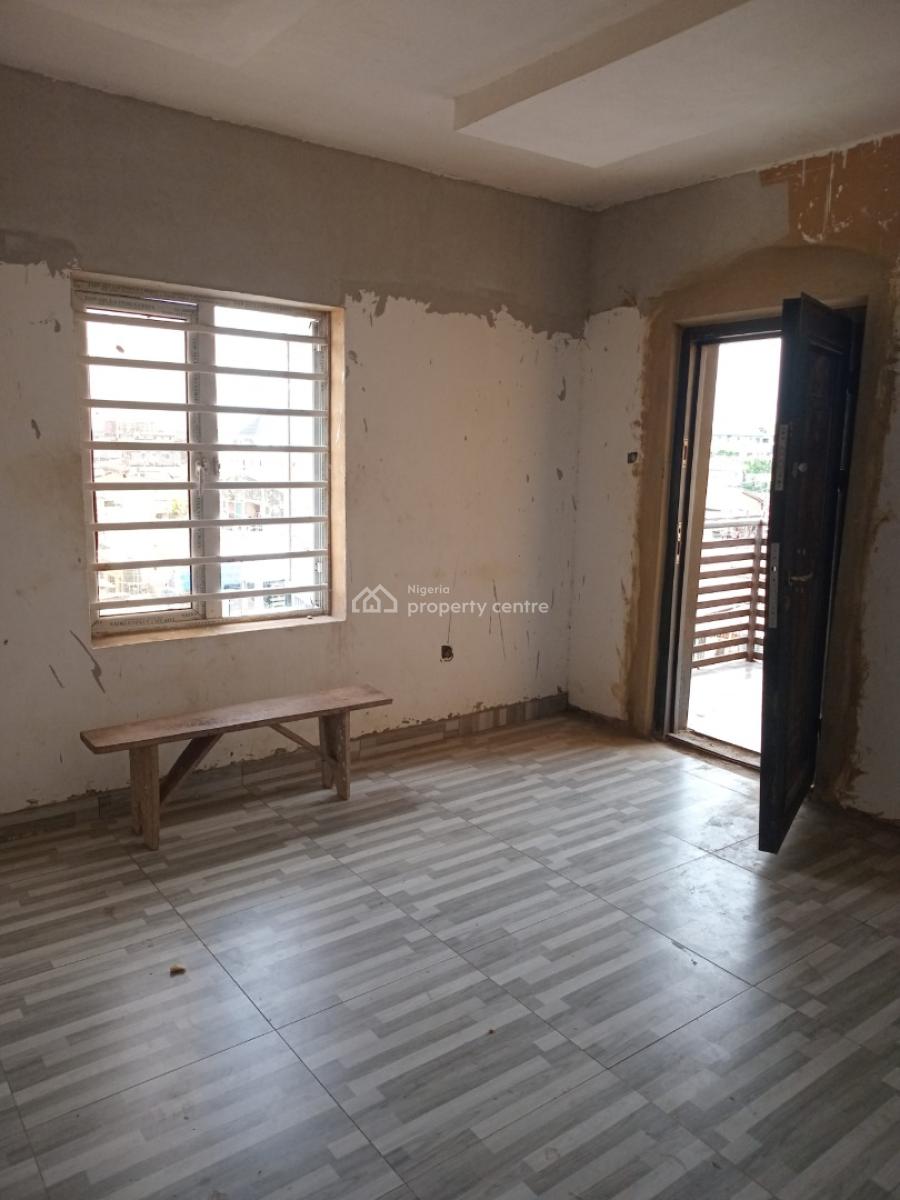 a Standard and Spacious 3-bedroom Apartment, on The 3rd Floor, Surulere, Lagos, Flat / Apartment for Rent