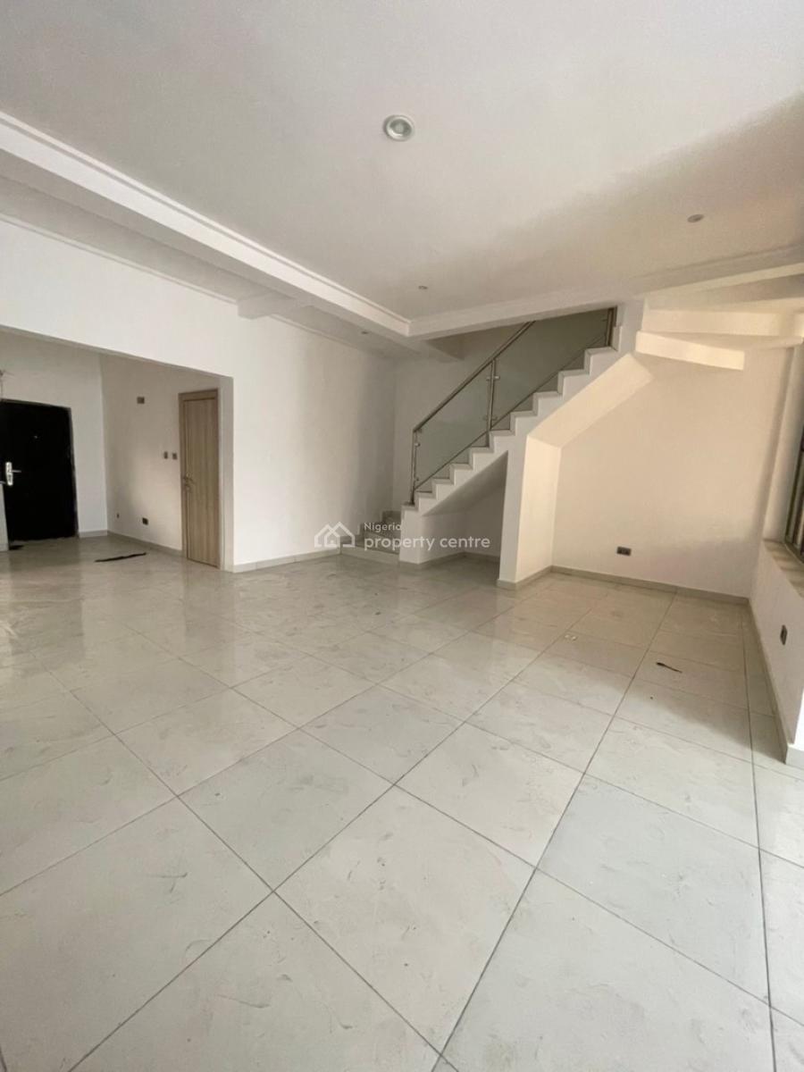 Spacious 3 Bedroom Terrace with Bq, Chevron Lekki, Lekki Phase 1, Lekki, Lagos, Terraced Duplex for Sale