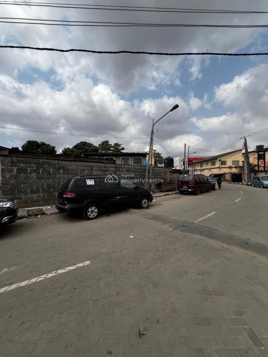 Demolishable Bungalow on 500sqm -- Redevelopment Opportunity, Yaba, Sabo, Yaba, Lagos, Detached Bungalow for Sale