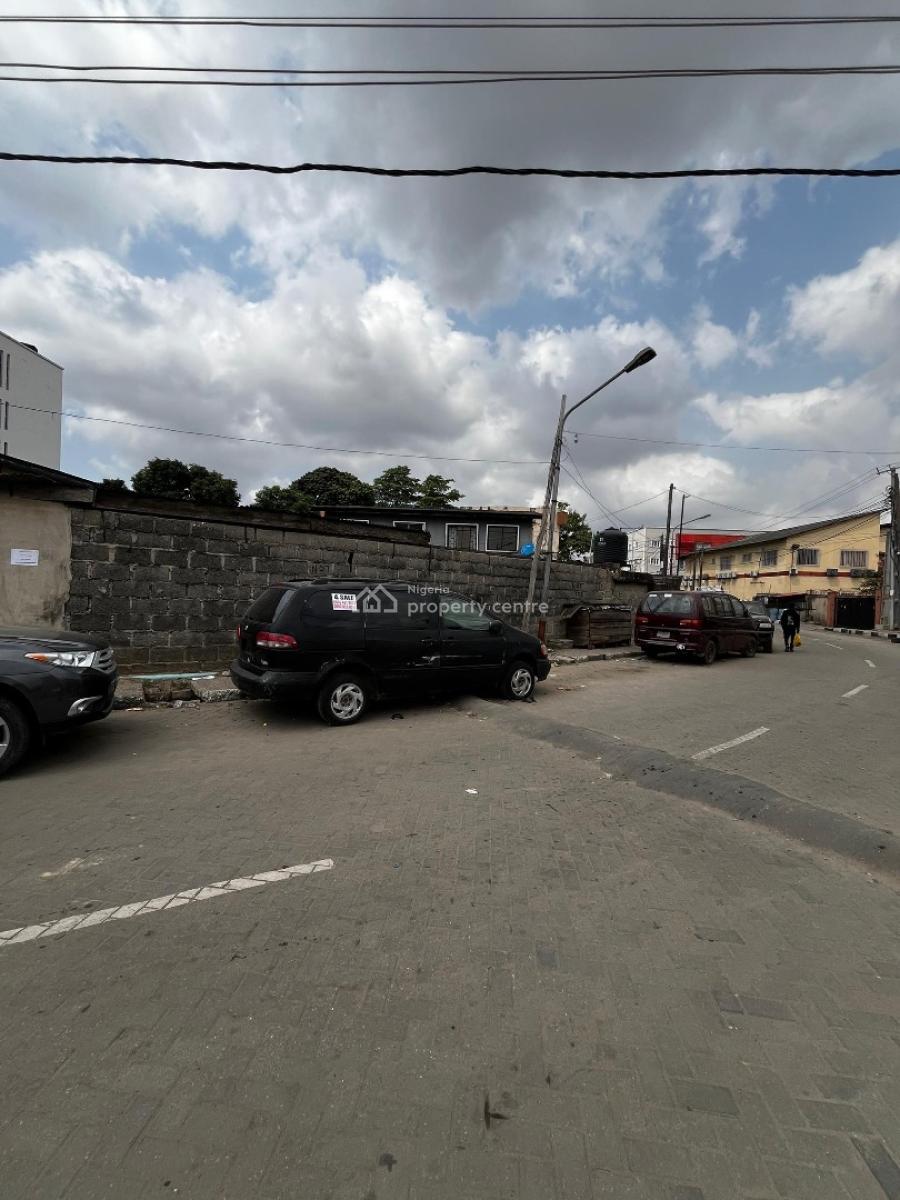 Demolishable Bungalow on 500sqm -- Redevelopment Opportunity, Yaba, Sabo, Yaba, Lagos, Detached Bungalow for Sale