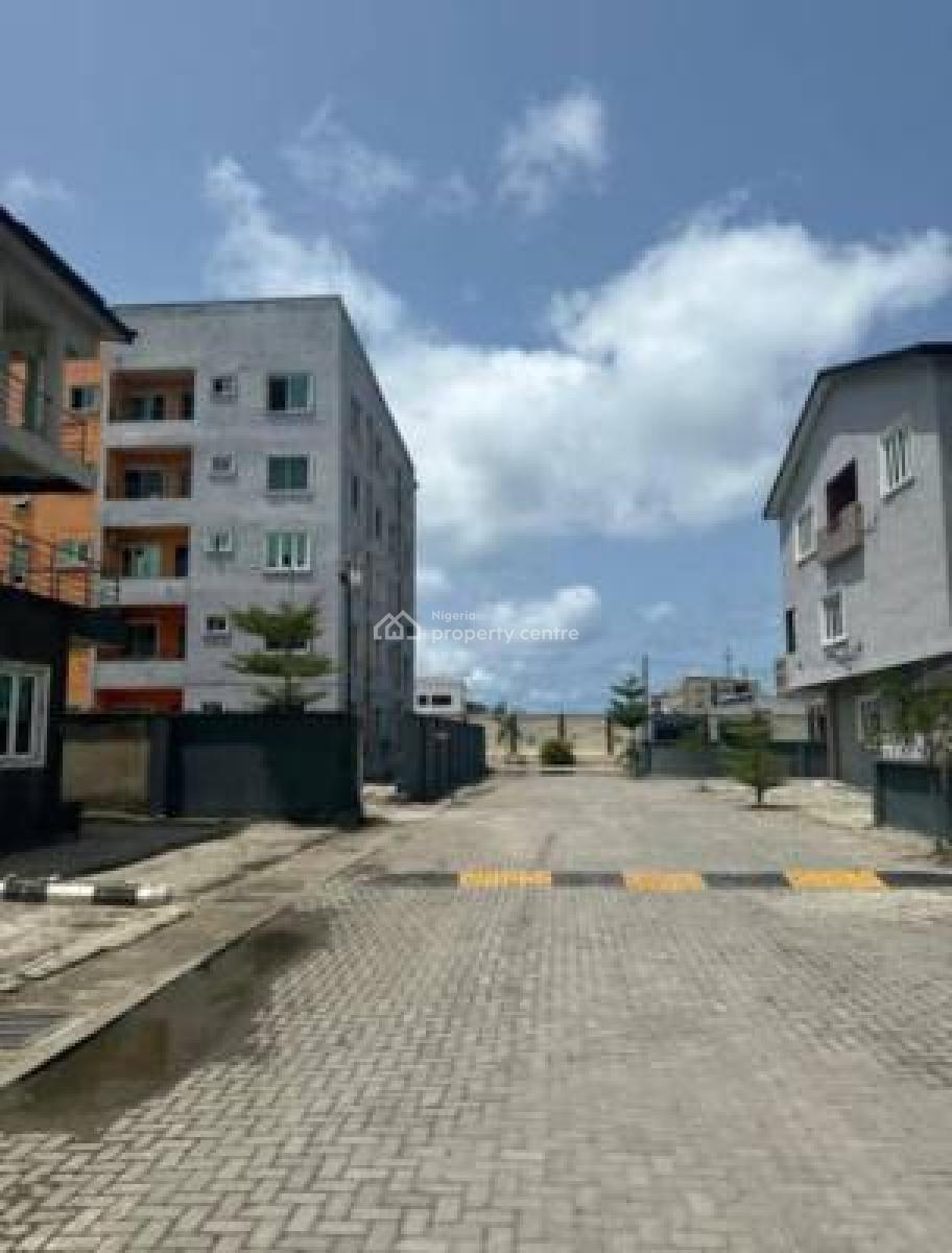 Distress 3 Bedrooms Semi Finished Bedrooms Flat Serviced Apartment, Horizon 2 Estate Meadow Hall Road, Ikate, Lekki, Lagos, Flat / Apartment for Sale