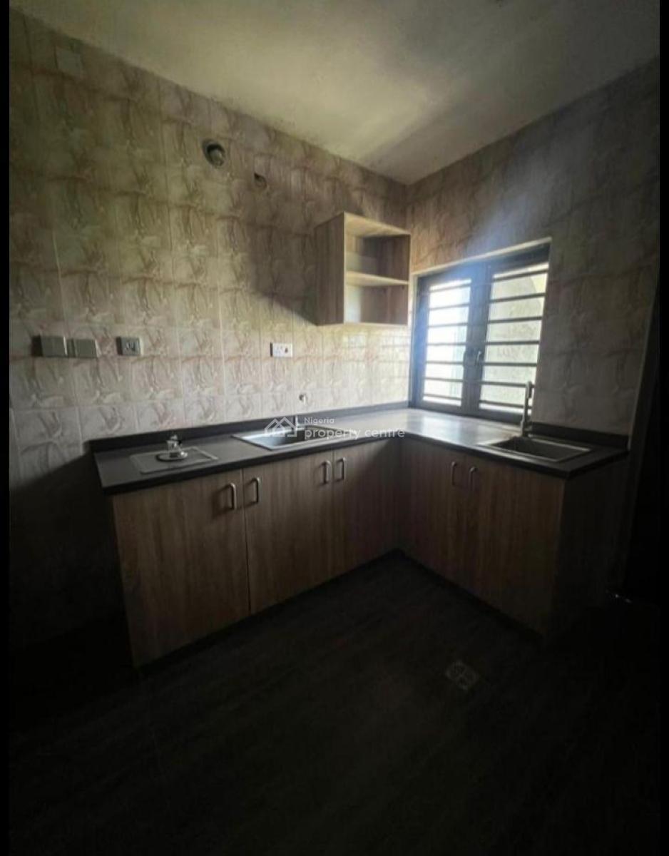 Standard 2 Bedroom Flat, Lekki Phase 1, Lekki, Lagos, Flat / Apartment for Rent