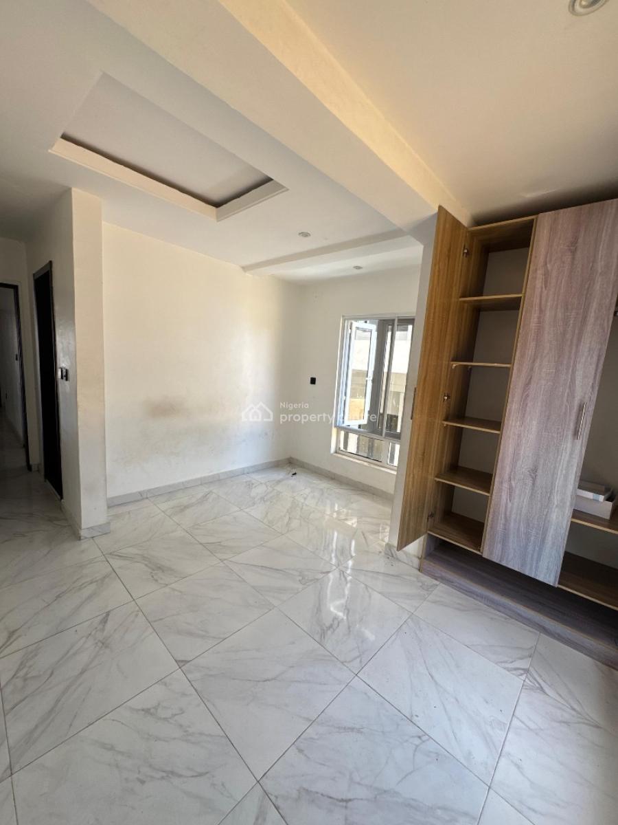 Descent and Fully Serviced with 24/7 Power, Lekki Phase 1, Lekki, Lagos, Flat / Apartment for Rent