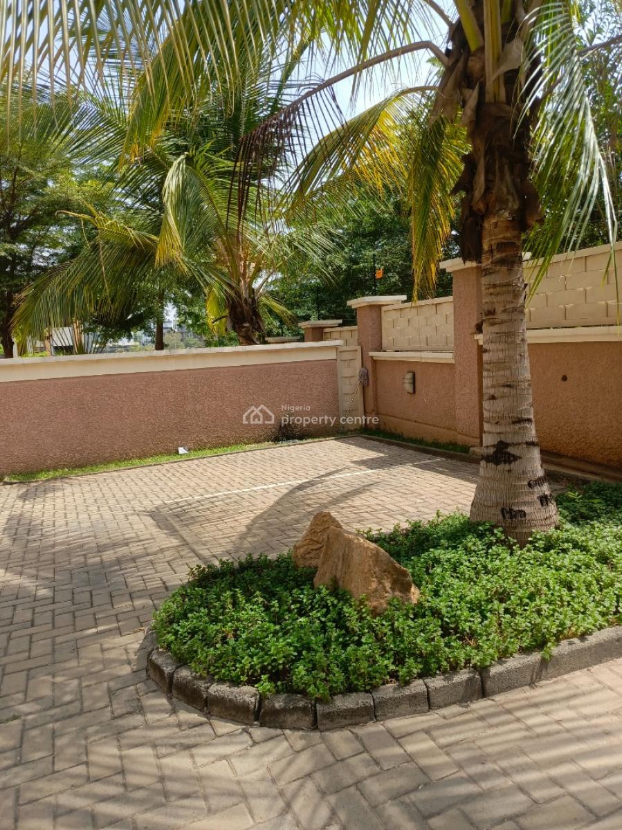 Luxury and Clean Serviced 3 Bedroom Apartment with Bq, Guzape District, Abuja, Flat / Apartment for Rent