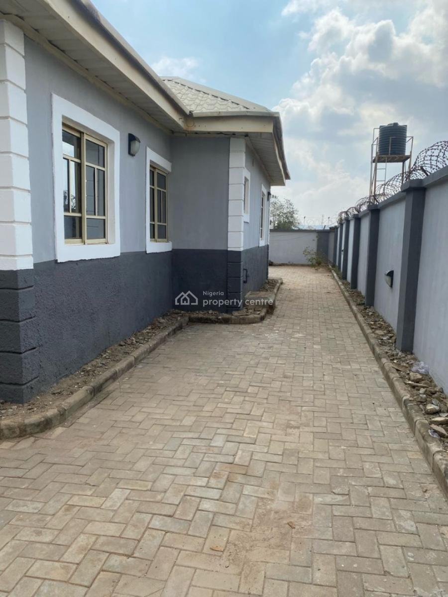 Luxury 3 Bedrooms Bungalow in an Estate, Gaduwa, Abuja, Detached Bungalow for Rent
