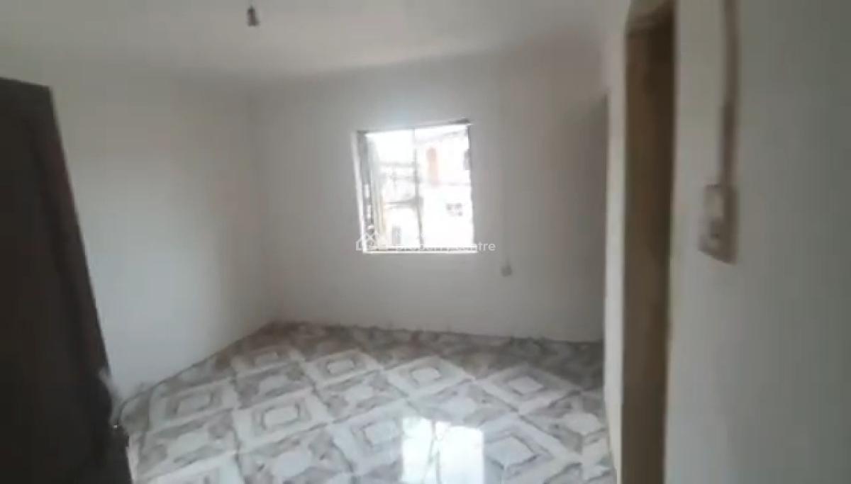 Just Out Executive 3-bedroom Up-flat, Off Pedro Rd, Shomolu, Shomolu, Lagos, Flat / Apartment for Rent