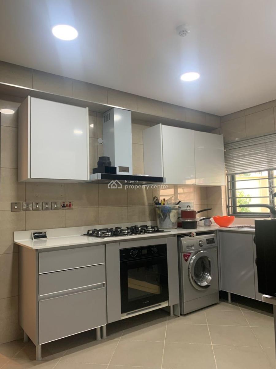 Serviced with 24/7 Power Supply 2 Bedroom En-suite Flat with an Enclos, Ikoyi, Lagos, Flat / Apartment for Rent