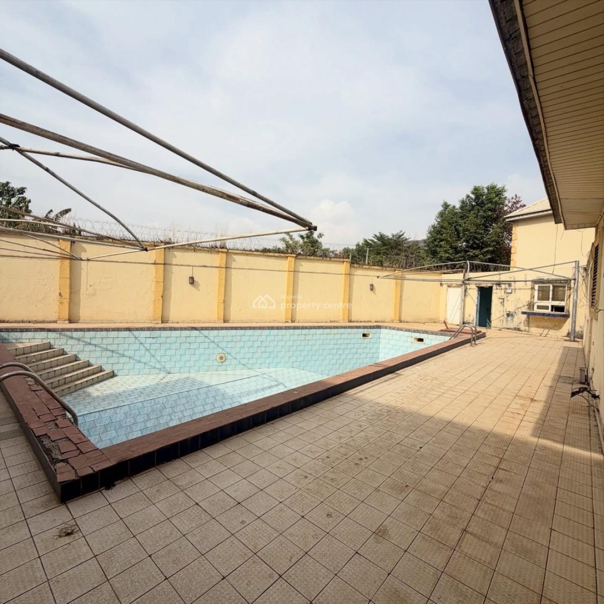 Demolishable/massive 9 Bedroom House,good for Redevelopment/investment, Serene & Secured Neighborhood, Maitama District, Abuja, Detached Duplex for Sale