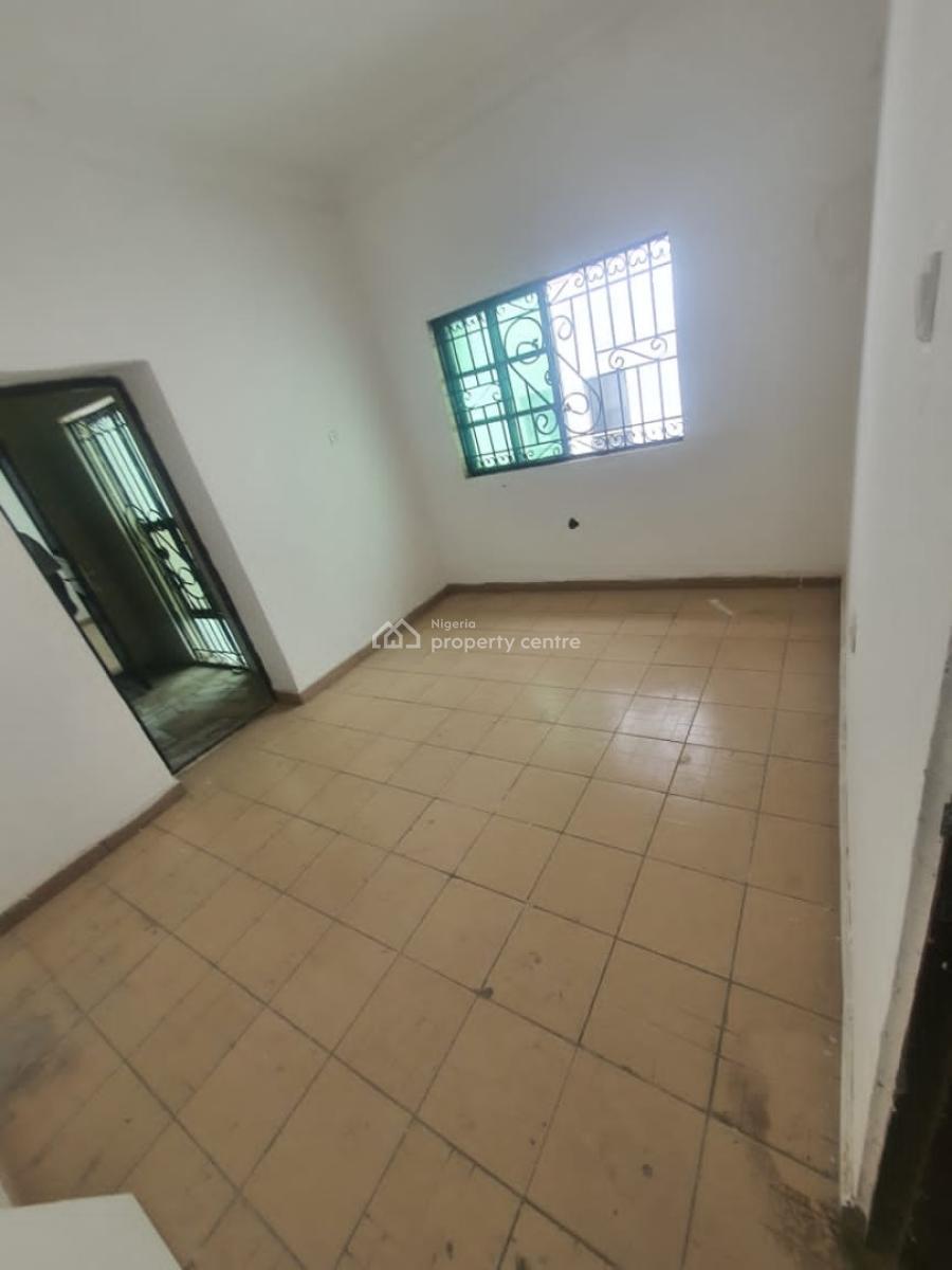 Spacious 2 Bedroom Upstairs with Balcony, Chevron, Lekki, Lagos, Flat / Apartment for Rent