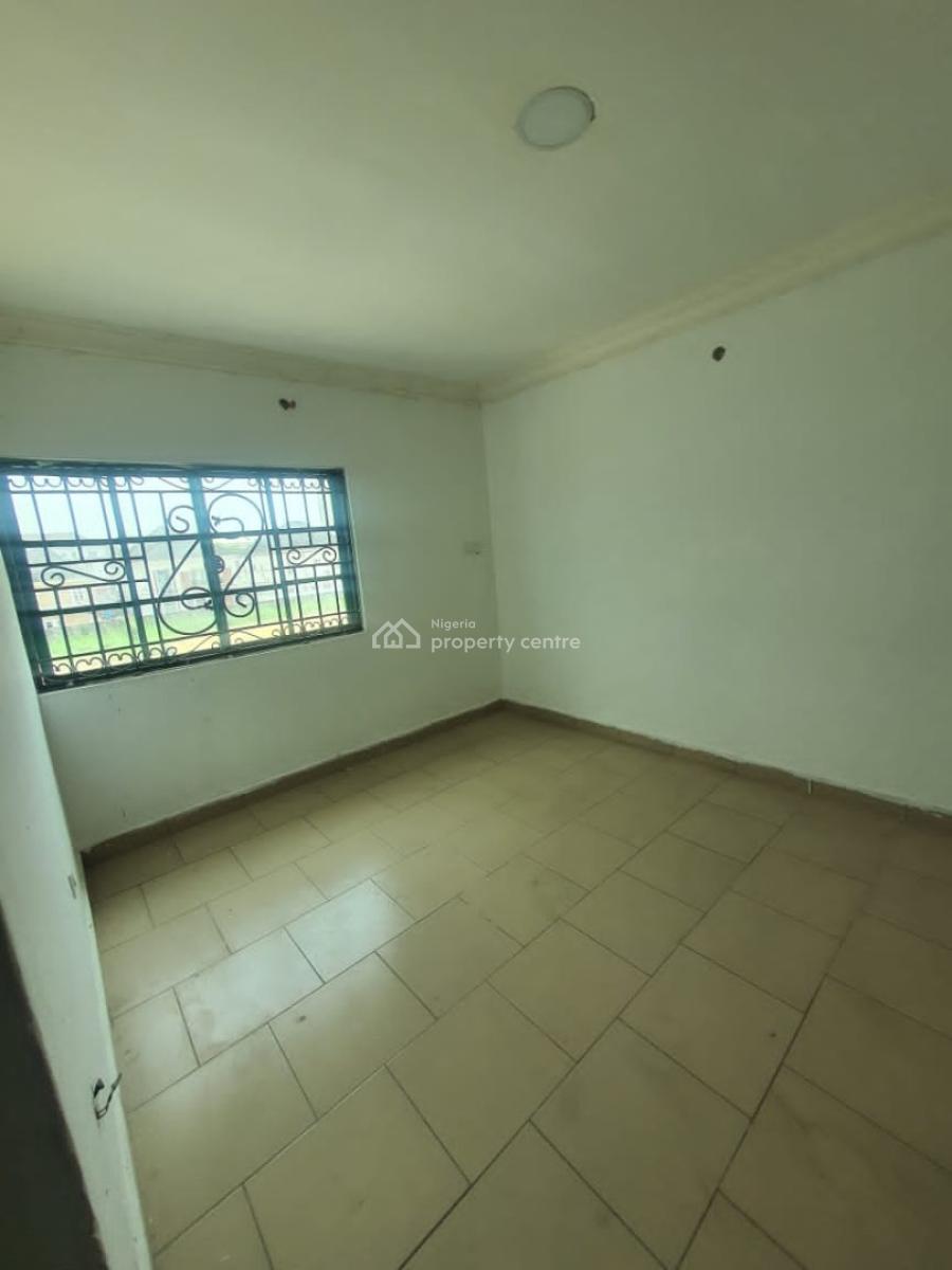Spacious 2 Bedroom Upstairs with Balcony, Chevron, Lekki, Lagos, Flat / Apartment for Rent
